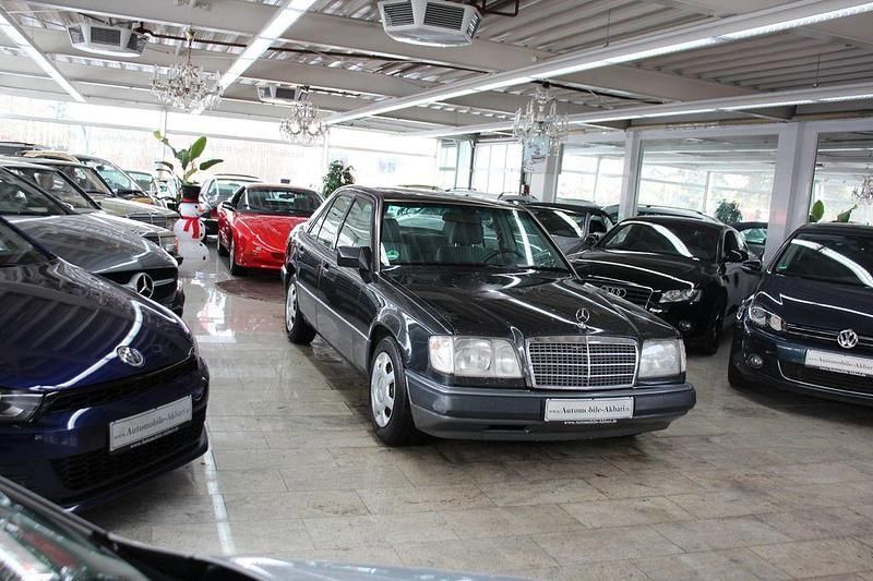 Second-hand Mercedes E220 150 CP (110 kW) 1992 Negru Berlinǎ