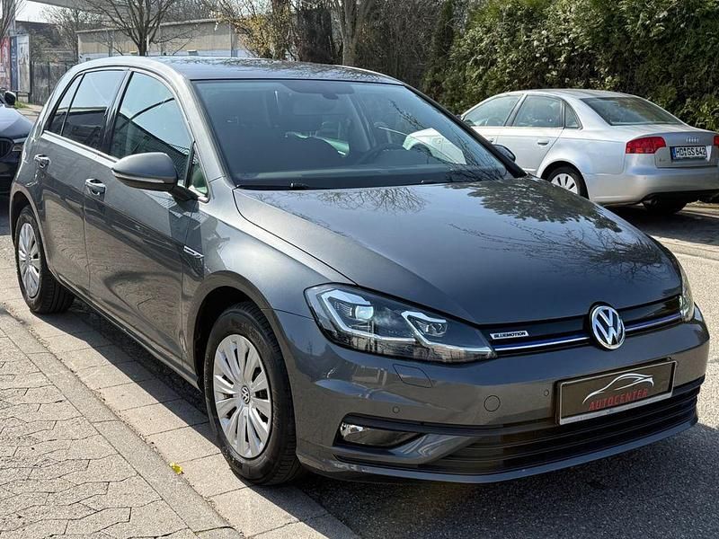 Gebraucht VW Golf VII Trendline 131 PS (96 kW) 2019 Grau Limousine