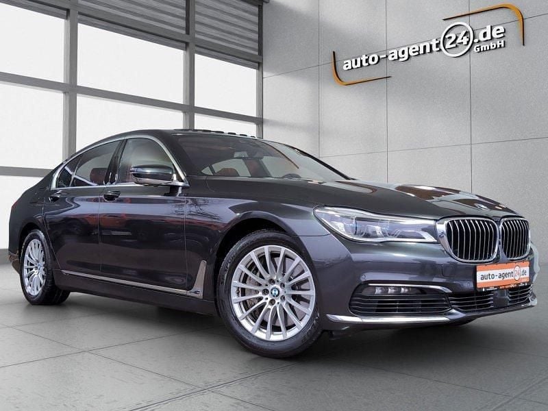 Sophistograu metallic Gebraucht 2017 BMW 750 Sport Line Limousine | 27.990 € (Guter Preis) - Bild 1/4