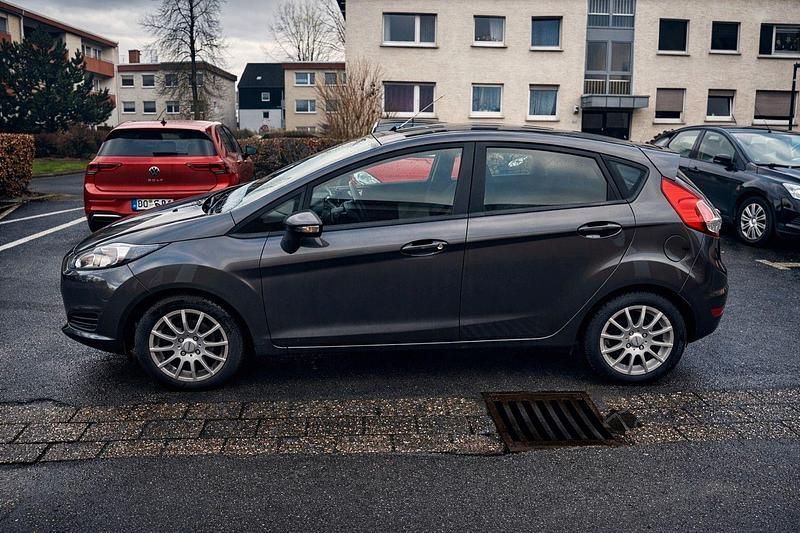 Gebraucht Ford Fiesta Trend 82 PS (60 kW) 2016 Grau Kleinwagen