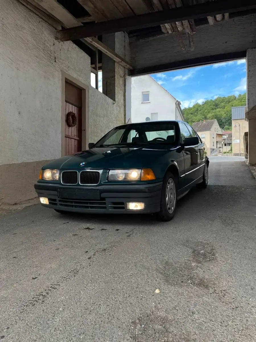 Gebraucht BMW 318 113 PS (83 kW) 1991 Grün Limousine
