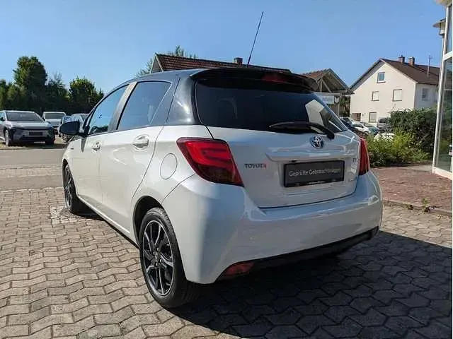 Gebraucht Toyota Yaris Hybrid Style 101 PS (74 kW) 2016 Montblancweiß/dach schwarz Limousine