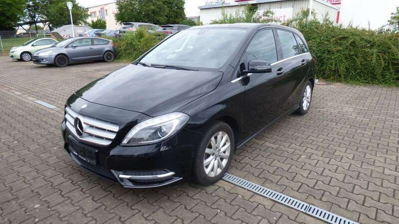 Kosmosschwarz metalliclack Gebraucht 2013 Mercedes B180 Van / Kleinbus | 9.980 € (Fairer Preis) - Bild 1/4