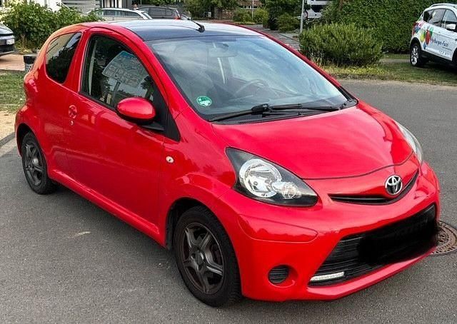 Rot Gebraucht 2013 Toyota Aygo Cool Kleinwagen | 4.300 € (Fairer Preis) - Bild 1/4