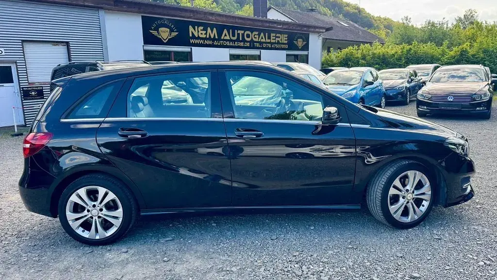 Gebraucht Mercedes B180 Avantgarde 122 PS (89 kW) 2016 Schwarz Kleinwagen