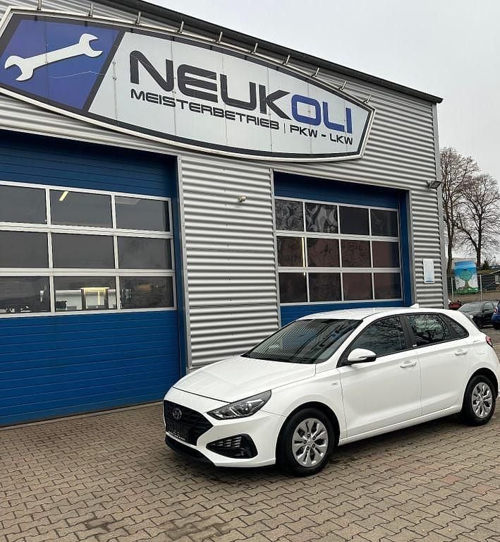 Gebraucht Hyundai i30 Select 120 PS (88 kW) 2020 Weiß Limousine
