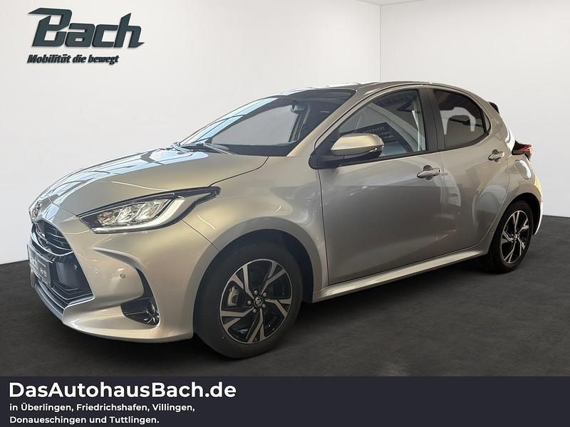 Shimmering silver Neu 2025 Toyota Yaris Hybrid Comfort Kleinwagen | 28.990 € (Teuer) - Bild 1/4