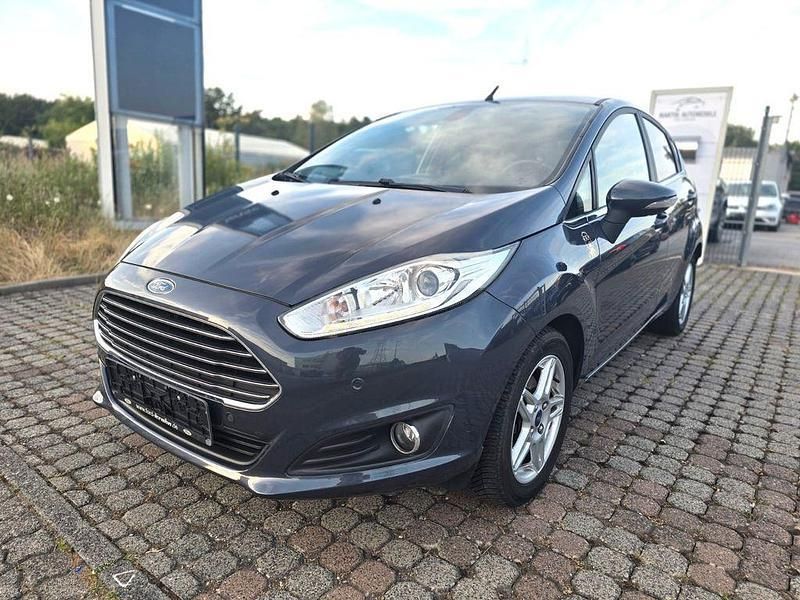 Blau Gebraucht 2015 Ford Fiesta Titanium Kleinwagen | 5.800 € (Guter Preis) - Bild 1/4
