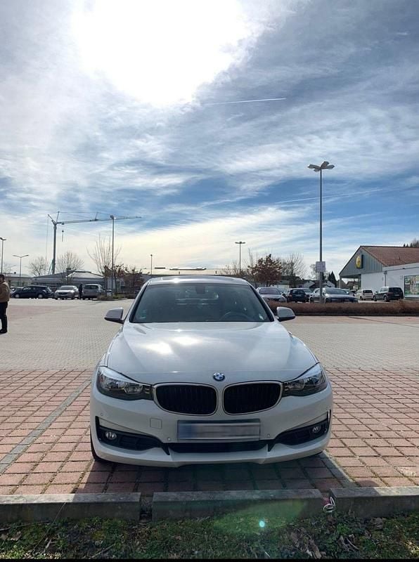 Weiß Gebraucht 2014 BMW 320 Limousine | 13.000 € (Fairer Preis) - Bild 1/4