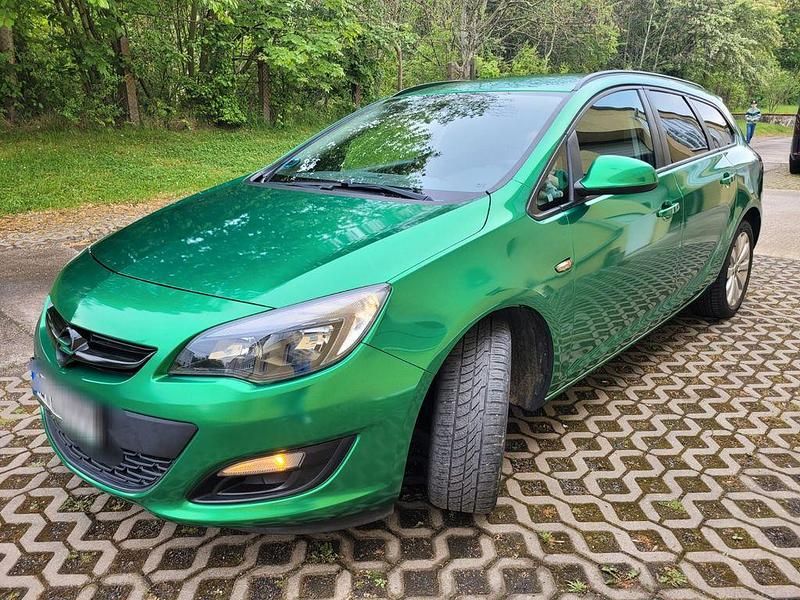 Weiß Gebraucht 2013 Opel Astra Active Kombi | 3.000 € (Superpreis) - Bild 1/2