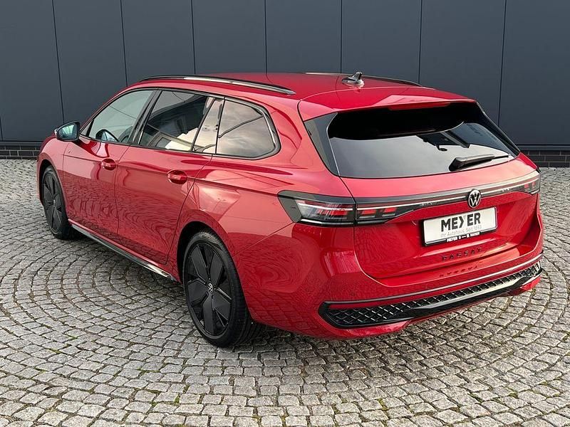 Neu VW Passat R-line 193 PS (141 kW) 2025 Chilirot metallic Kombi