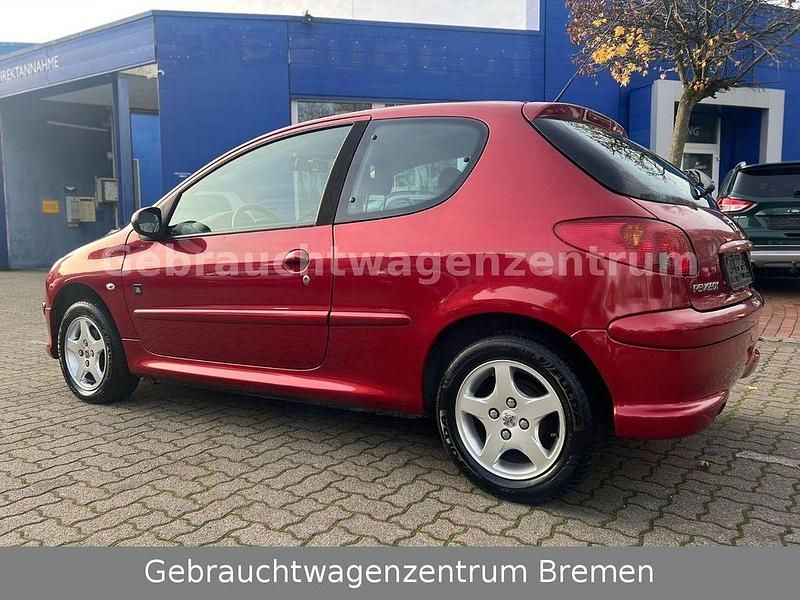 Gebraucht Peugeot 206 75 PS (55 kW) 2007 Rot Kleinwagen