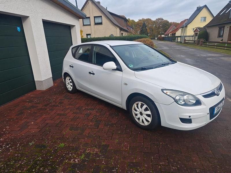 Weiß Gebraucht 2009 Hyundai i30 Classic Kombi | 4.500 € (Etwas zu teuer) - Bild 1/4