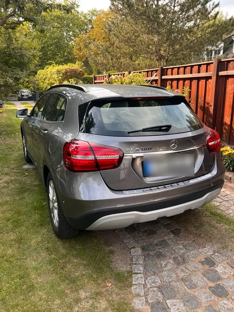 Gebraucht Mercedes GLA180 Urban 122 PS (89 kW) 2019 Grau SUV