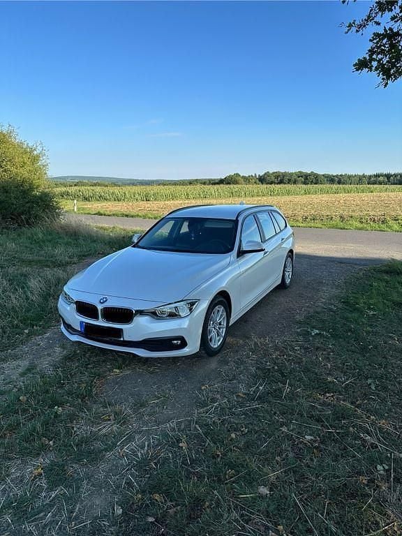 Weiß Gebraucht 2018 BMW 320 Advantage Kombi | 18.500 € (Fairer Preis) - Bild 1/4
