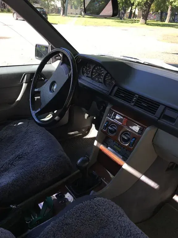 Gebraucht Mercedes 230 136 PS (100 kW) 1986 Blau Limousine