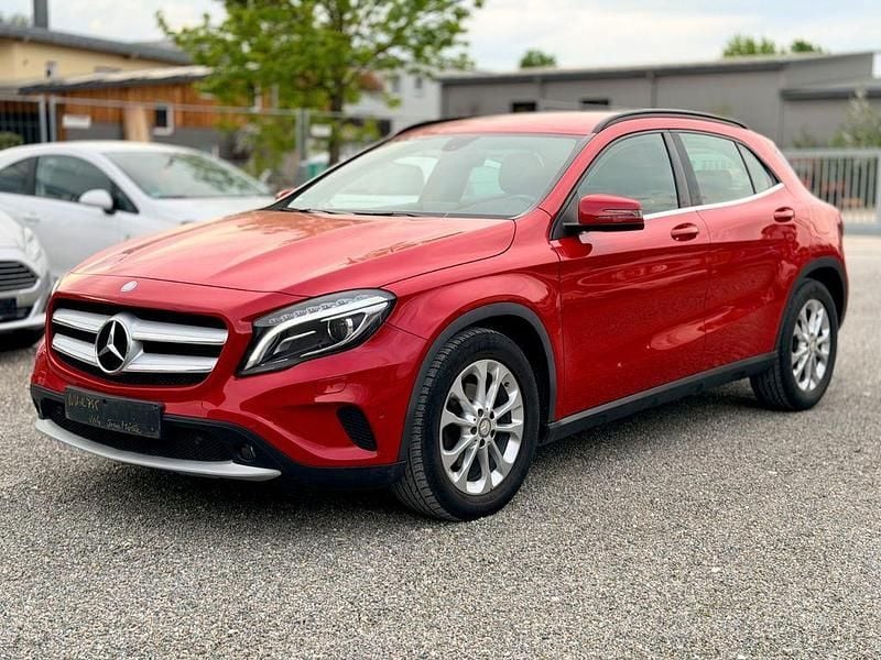 Gebraucht Mercedes GLA200 156 PS (114 kW) 2015 Rot SUV