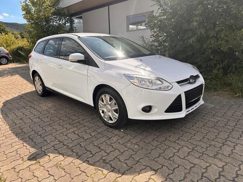 Weiß Gebraucht 2011 Ford Focus Kombi | 5.890 € (Fairer Preis) - Bild 1/4