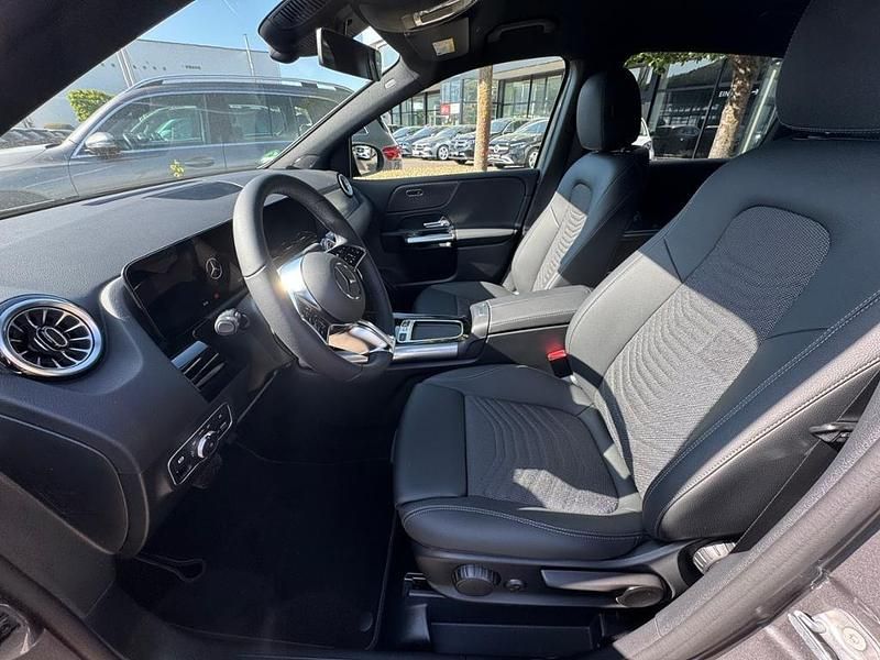 Gebraucht Mercedes B200 Night 150 PS (110 kW) 2025 Grau Van / Kleinbus