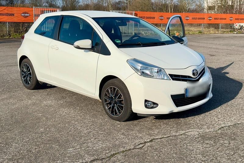 Gebraucht Toyota Yaris 69 PS (50 kW) 2012 Weiß Kleinwagen