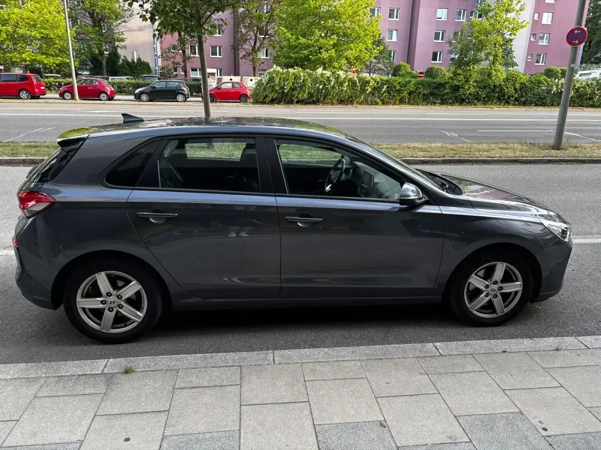 Gebraucht Hyundai i30 Select 110 PS (80 kW) 2017 Grau Limousine