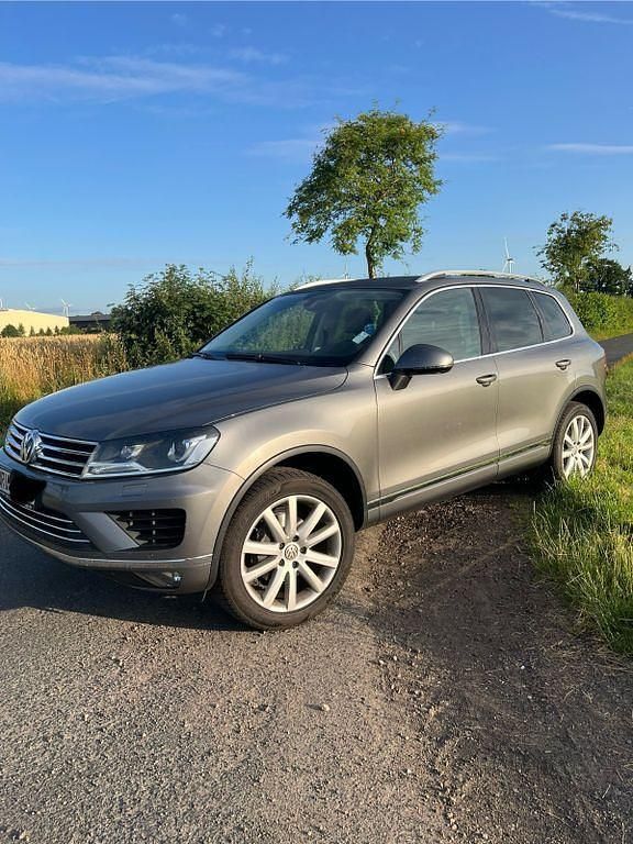 Grau Gebraucht 2017 VW Touareg Exclusive SUV | 18.500 € (Fairer Preis) - Bild 1/4