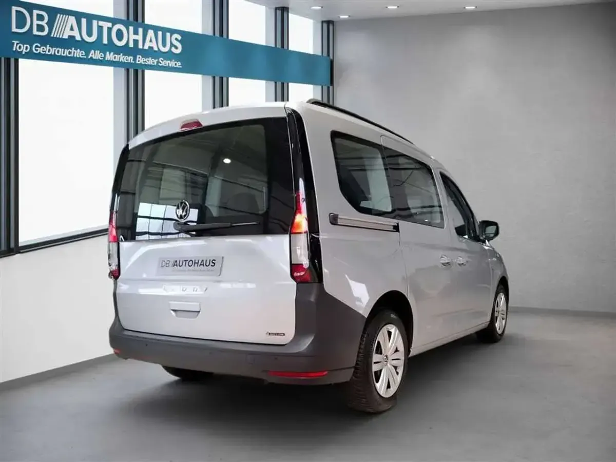 Second-hand VW Caddy 122 CP (89 kW) 2022 Argintiu Monovolum