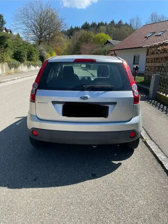 Gebraucht Ford Fiesta Ambiente 80 PS (58 kW) 2006 Silber Kleinwagen