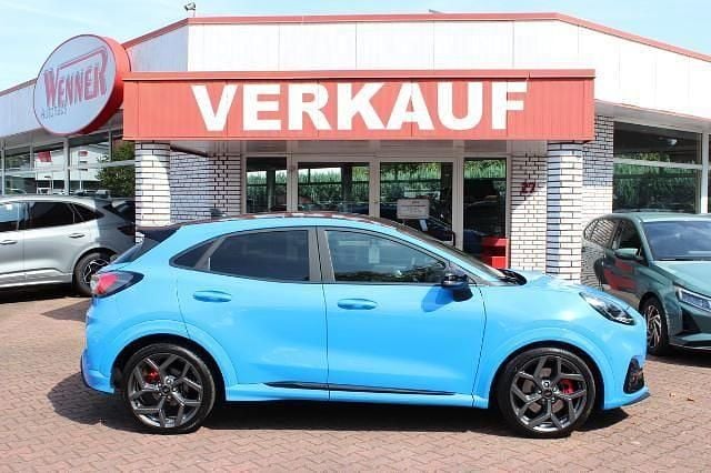 Blau Gebraucht 2023 Ford Puma Gen-E Performance Edition Limousine | 25.890 € (Guter Preis) - Bild 1/4