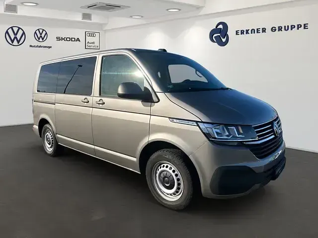 Gebraucht VW Caravelle 150 PS (110 kW) 2024 Mojave beige metallic Van