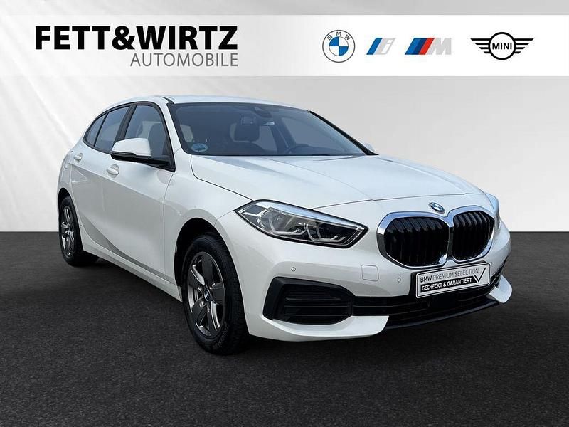 Alpinweiss Gebraucht 2022 BMW 116 Advantage Kleinwagen | 19.735 € (Fairer Preis) - Bild 1/3