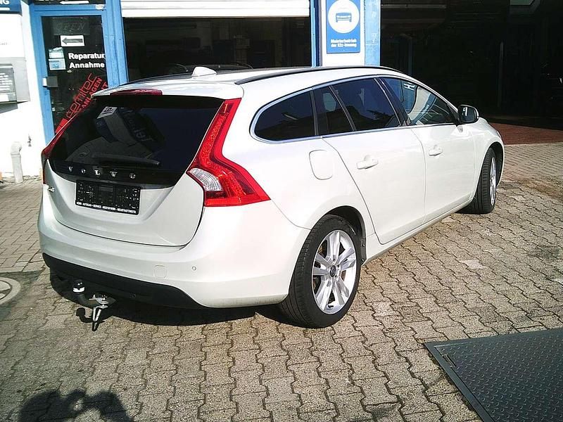 Gebraucht Volvo V60 Momentum 136 PS (100 kW) 2013 Cosmic white / metallic Kombi