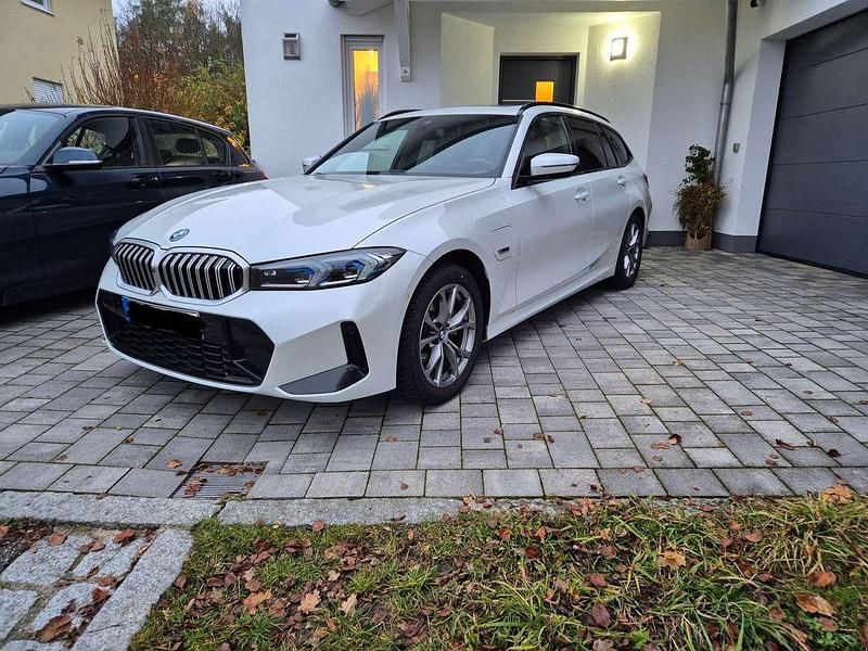 Gebraucht BMW 330e Shadowline 292 PS (214 kW) 2023 Weiß Kombi