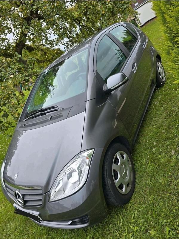 Grau Gebraucht 2012 Mercedes A180 Limousine | 6.590 € - Bild 1/4