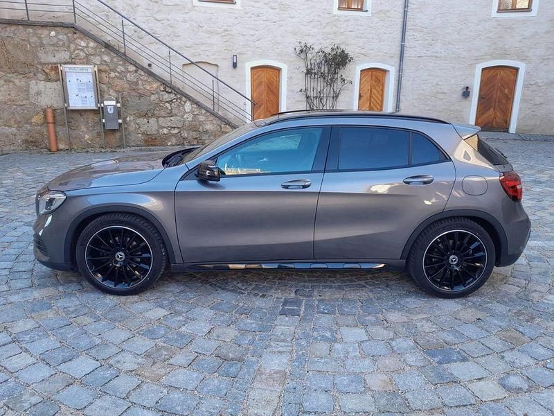 Gebraucht Mercedes GLA200 156 PS (114 kW) 2018 Grau SUV