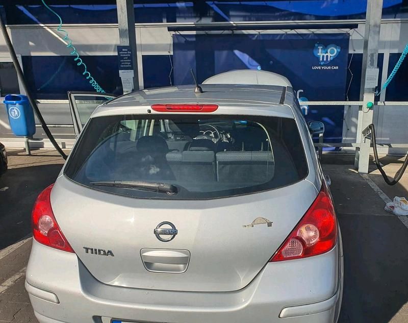 Gebraucht Nissan Tiida 105 PS (77 kW) 2008 Silber Kleinwagen