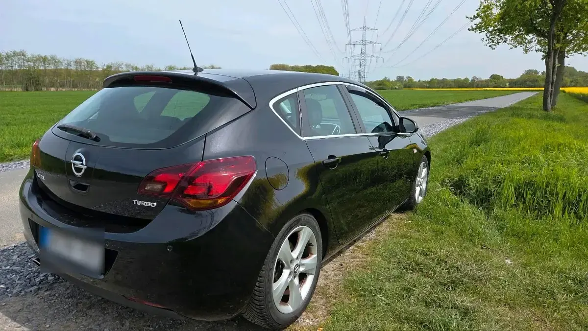 Używany Opel Astra 140 KM (102 kW) 2010 Czarny Coupe