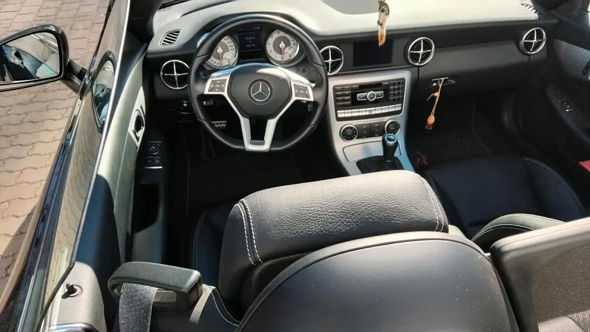 Second-hand Mercedes SLK200 185 CP (136 kW) 2013 Negru Cabrio