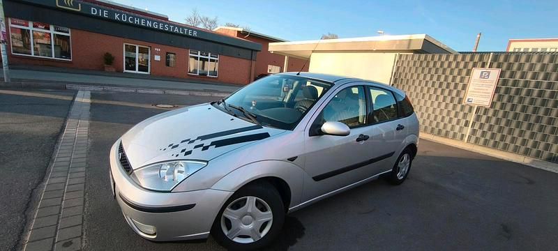 Gebraucht Ford Focus 100 PS (73 kW) 2002 Silber Limousine