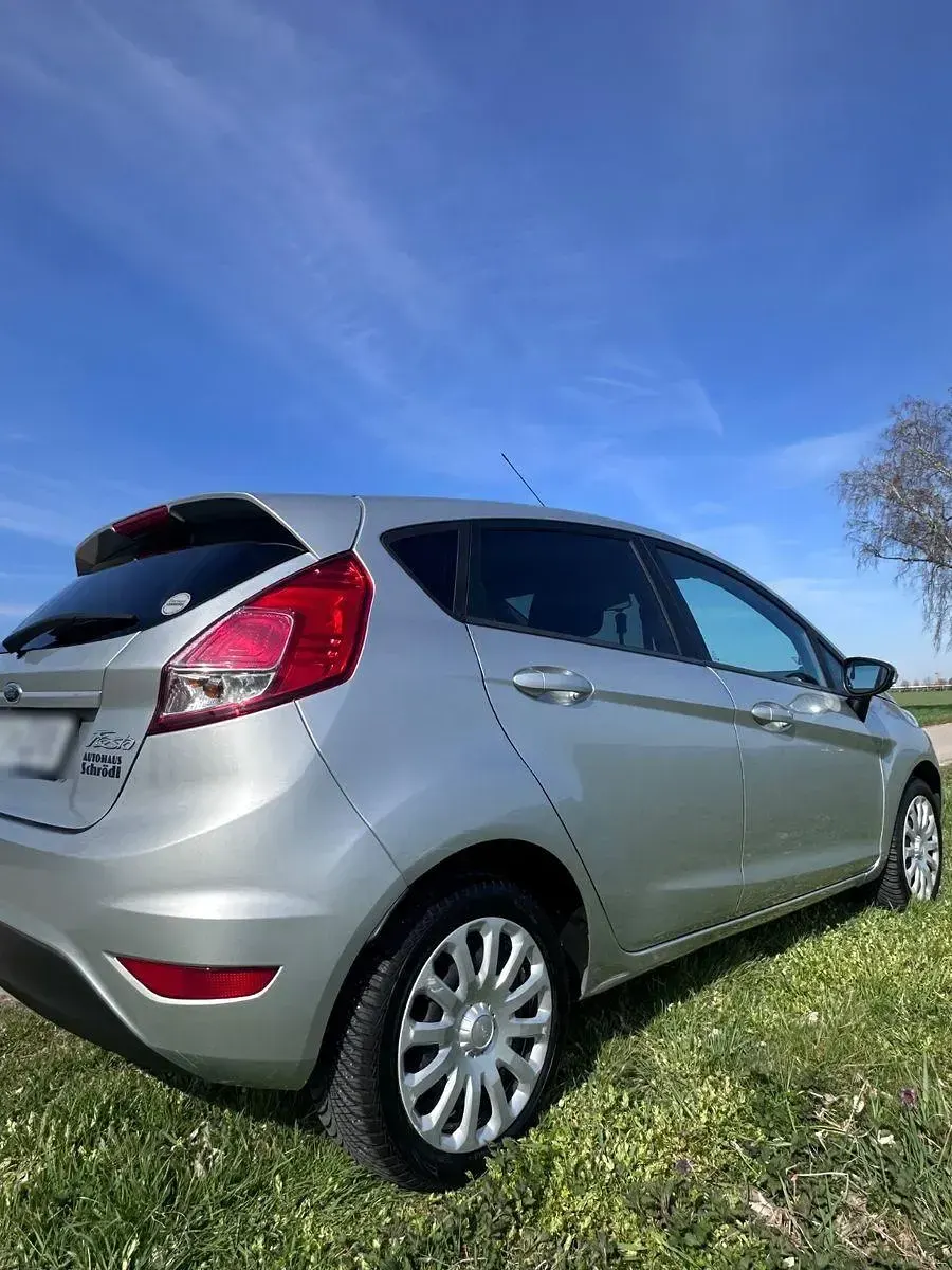 Gebraucht Ford Fiesta Trend 75 PS (55 kW) 2015 Silber Kleinwagen