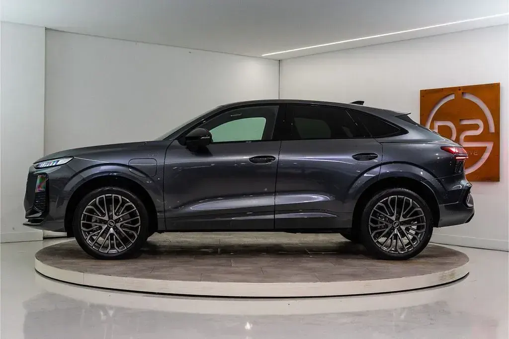 Neu Audi Q3 Sportback Sport 272 PS (200 kW) 2026 Grau SUV