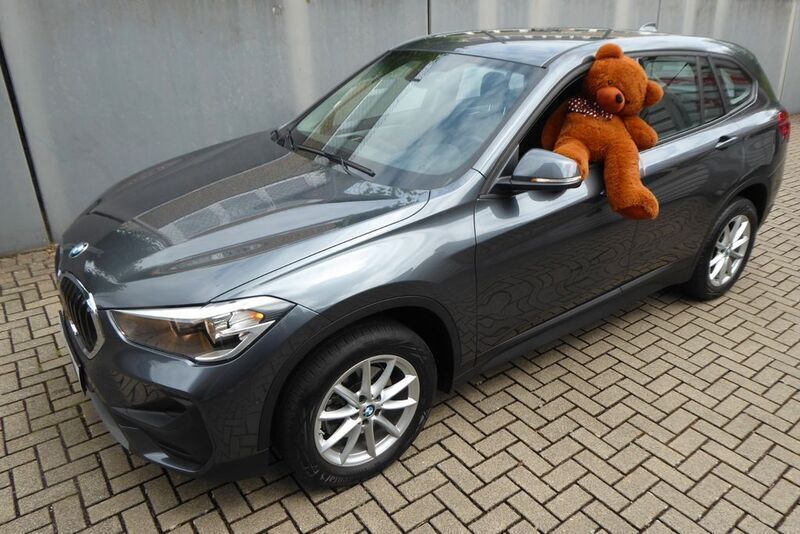 Mineralgrau metallic Gebraucht 2021 BMW X1 Advantage SUV | 22.521 € (Guter Preis) - Bild 1/4