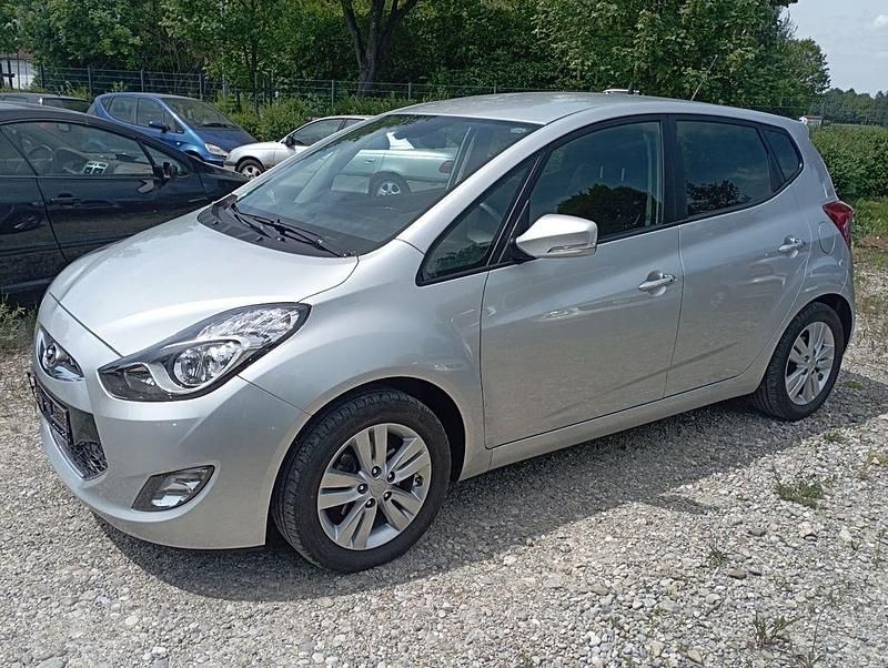 Silber Gebraucht 2012 Hyundai ix20 Van / Kleinbus | 8.888 € (Etwas zu teuer) - Bild 1/4