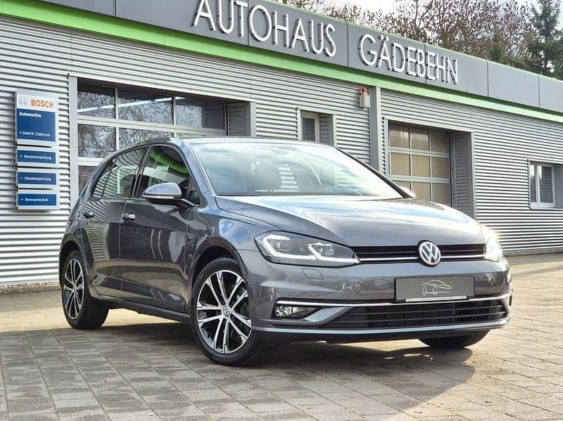 Grau Gebraucht 2019 VW Golf VII Highline Limousine | 21.890 € (Fairer Preis) - Bild 1/4