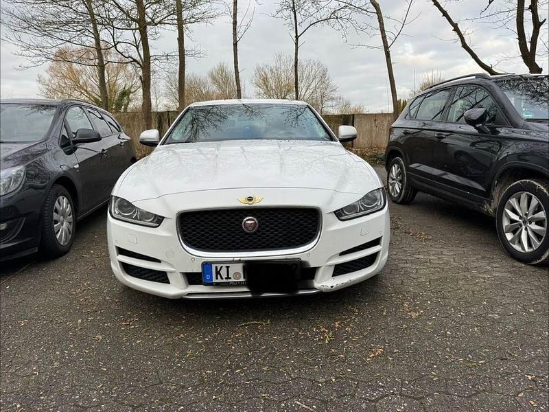 Gebraucht Jaguar XE Portfolio 179 PS (131 kW) 2015 Weiß Limousine