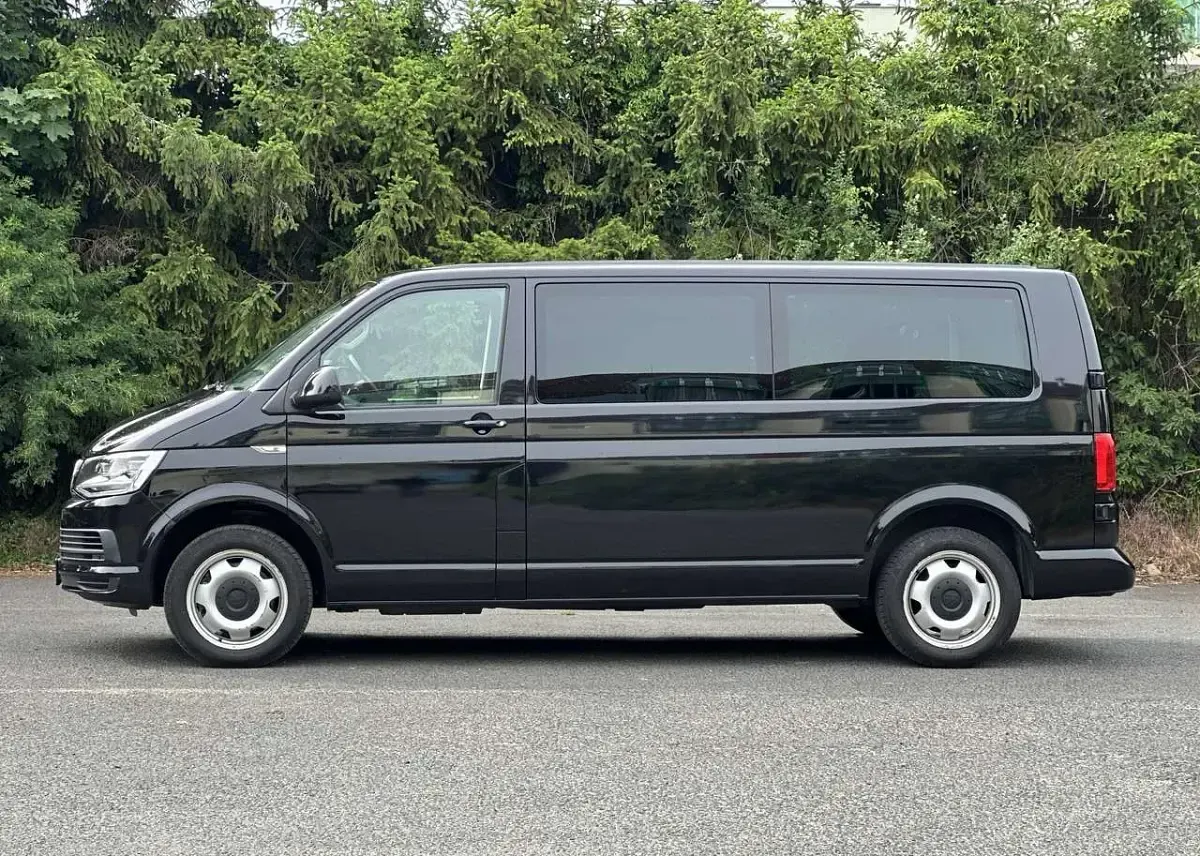 Gebraucht VW Caravelle Comfortline 199 PS (146 kW) 2018 Deep black perleffekt Van