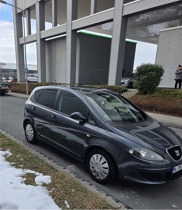 Grau Gebraucht 2008 Seat Altea Kombi | 3.000 € (Fairer Preis) - Bild 1/4