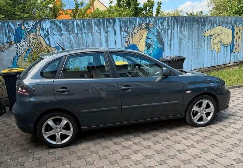 Grau Gebraucht 2007 Seat Ibiza Kleinwagen | 2.500 € (Etwas zu teuer) - Bild 1/4