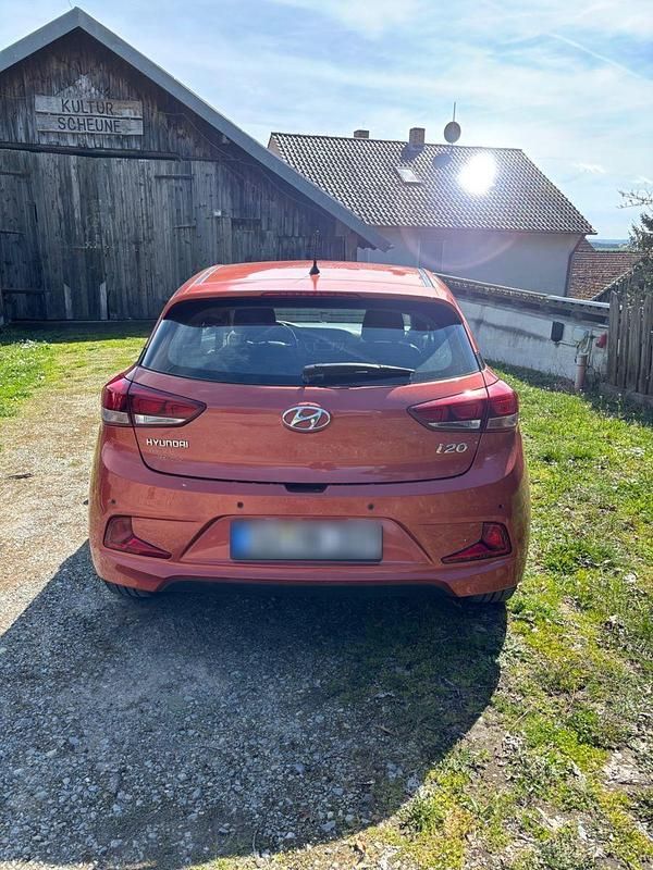 Gebraucht Hyundai i20 Style 101 PS (74 kW) 2016 Orange Coupé