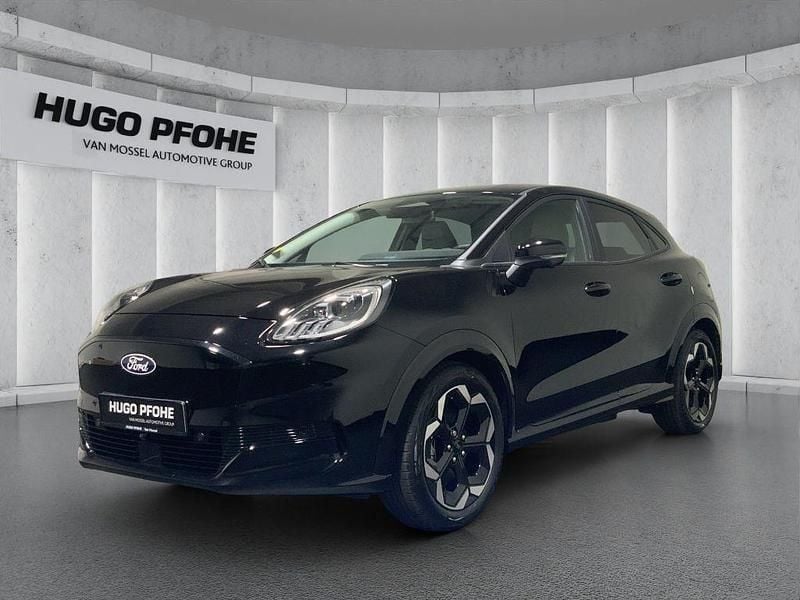Agate black metallic Neu 2025 Ford Puma Gen-E Premium Limousine | 34.950 € - Bild 1/4